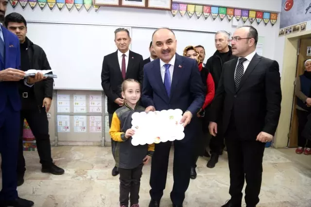 Minik öğrenciler ilk mektuplarını Vali Günaydın'a yazdı Minik öğrenciler ilk mektuplarını Vali Günaydın'a yazdı