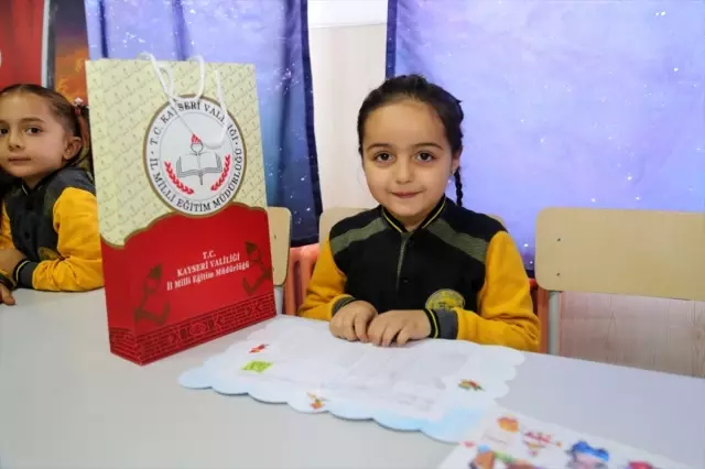 Minik öğrenciler ilk mektuplarını Vali Günaydın'a yazdı Minik öğrenciler ilk mektuplarını Vali Günaydın'a yazdı