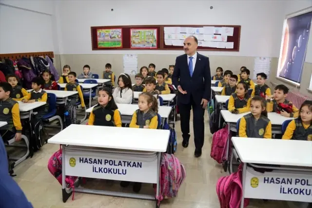Minik öğrenciler ilk mektuplarını Vali Günaydın'a yazdı Minik öğrenciler ilk mektuplarını Vali Günaydın'a yazdı