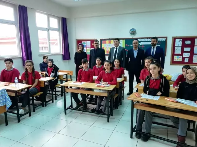 Öğrenciler karnelerini Vali Dağlı'nın elinden aldılar