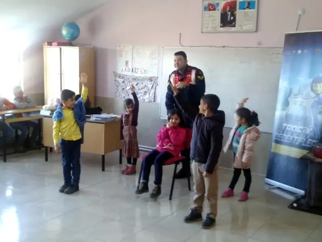 Öğrencilerin karnesini Jandarma verdi Öğrencilerin karnesini Jandarma verdi