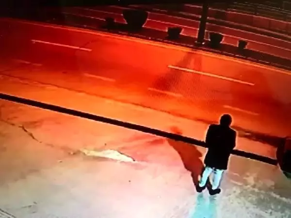 Benzin istasyonunda görevlilerle şakalaşan polis, ardından kafasına sıktı Benzin istasyonunda görevlilerle şakalaşan polis, ardından kafasına sıktı
