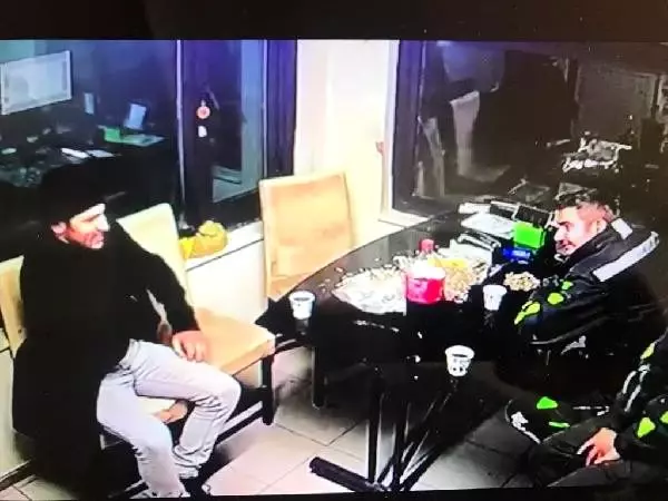 Benzin istasyonunda görevlilerle şakalaşan polis, ardından kafasına sıktı Benzin istasyonunda görevlilerle şakalaşan polis, ardından kafasına sıktı