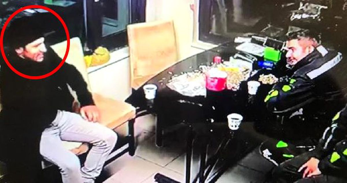 Benzin istasyonunda görevlilerle şakalaşan polis, ardından kafasına sıktı