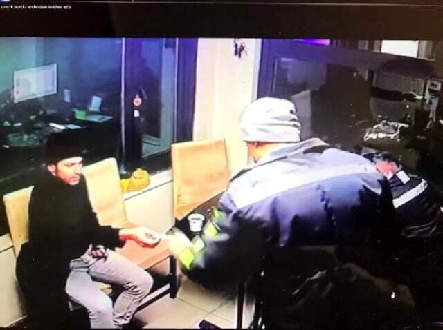 Polis, iş yerinde şarj ettiği telefonla görüşme yapıp, intihar etti