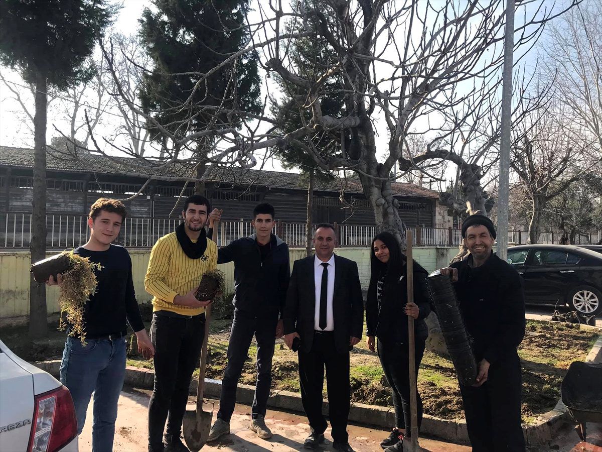 Sarayköy'de öğretmen ve öğrenciler okulları için kolları sıvadı