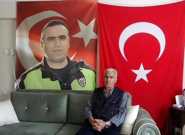 Şehit Fethi Sekin'in babası ülkeyi gezip, gençlere vatan sevgisini anlatıyor Şehit Fethi Sekin'in babası ülkeyi gezip, gençlere vatan sevgisini anlatıyor