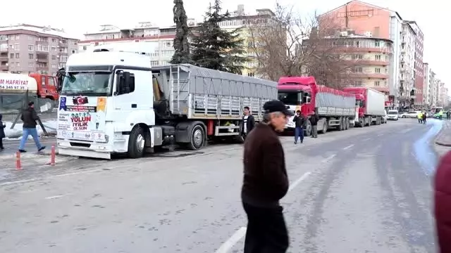 Suriye'nin İdlib kentine 7 tır yardım malzemesi gönderildi Suriye'nin İdlib kentine 7 tır yardım malzemesi gönderildi