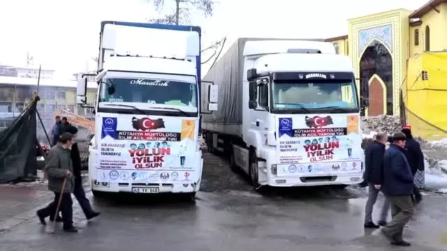 Suriye'nin İdlib kentine 7 tır yardım malzemesi gönderildi Suriye'nin İdlib kentine 7 tır yardım malzemesi gönderildi