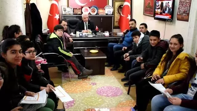 Takdir belgesi alan öğrenciler başarılarının mutluluğunu şehit aileleriyle paylaştı