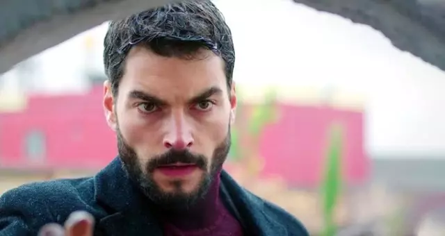 YouTube, uçakta öpüşen Akın Akınözü ve sevgilisinin videosunu platformdan kaldırdı