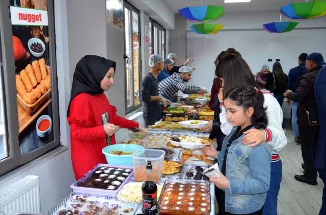 Yozgat Valisi Çakır, makam aracındaki Türk bayrağını öpen öğrenciyi kabul etti