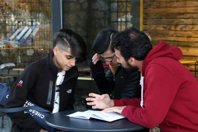 16 yaşındaki Onur, hayata adımlarını satrançla atıyor 16 yaşındaki Onur, hayata adımlarını satrançla atıyor