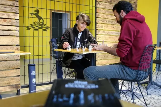16 yaşındaki Onur, hayata adımlarını satrançla atıyor 16 yaşındaki Onur, hayata adımlarını satrançla atıyor