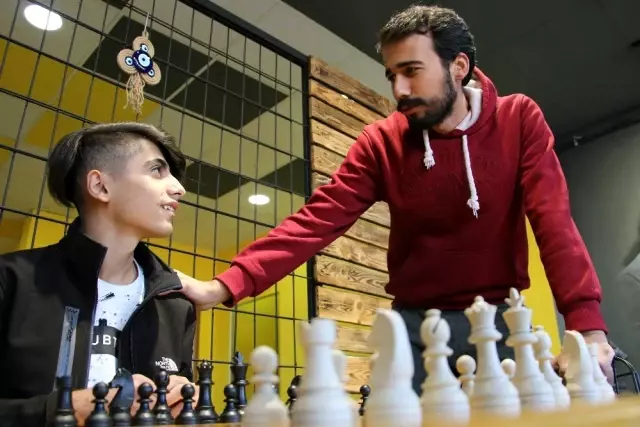 16 yaşındaki Onur, hayata adımlarını satrançla atıyor 16 yaşındaki Onur, hayata adımlarını satrançla atıyor