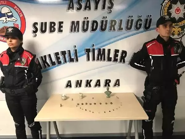 Ankara'daki asayiş denetimlerinde 2200 gram uyuşturucu ve 45 tarihi eser ele geçirildi Ankara'daki asayiş denetimlerinde 2200 gram uyuşturucu ve 45 tarihi eser ele geçirildi