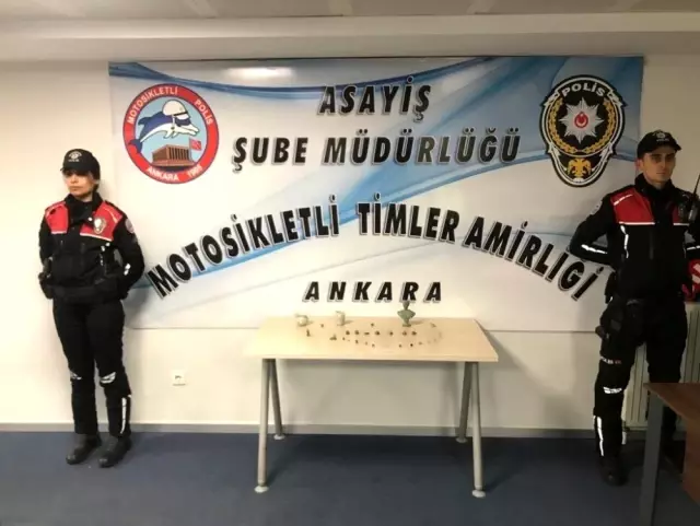Başkent'te 2200 gram uyuşturucu ve 45 adet tarihi eser yakalandı Başkent'te 2200 gram uyuşturucu ve 45 adet tarihi eser yakalandı