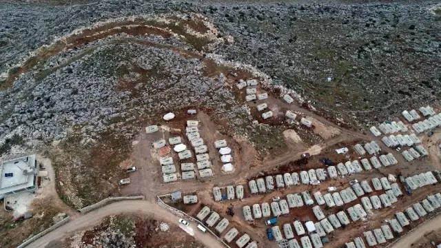 Bombardımandan kurtulmak için dağın tepesine sığındılar Bombardımandan kurtulmak için dağın tepesine sığındılar