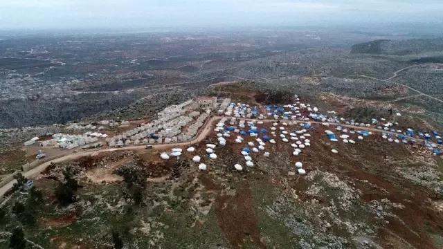 Bombardımandan kurtulmak için dağın tepesine sığındılar Bombardımandan kurtulmak için dağın tepesine sığındılar