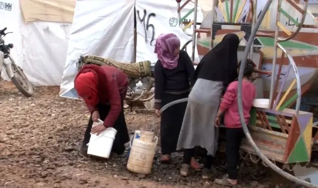 Bombardımandan kurtulmak için dağın tepesine sığındılar Bombardımandan kurtulmak için dağın tepesine sığındılar