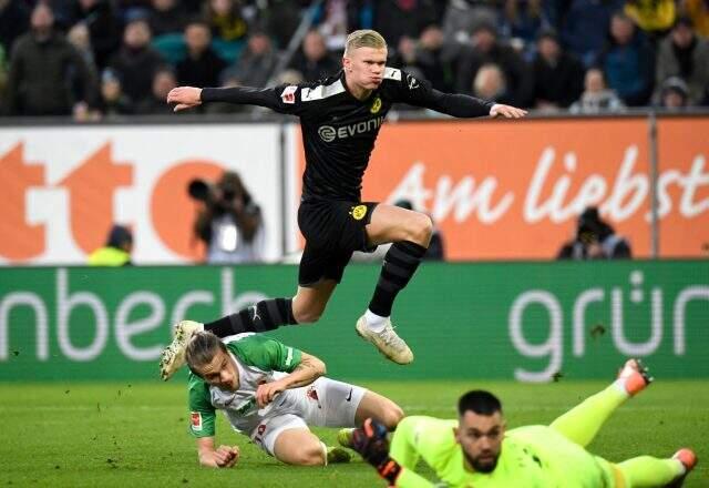 Dortmund'un Augsburg'u 5-3 yendiği maçta Haaland, 3 gol attı