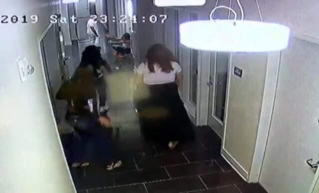 Erkek şiddeti kamerada! Talihsiz kadın, bebeğini düşürdü