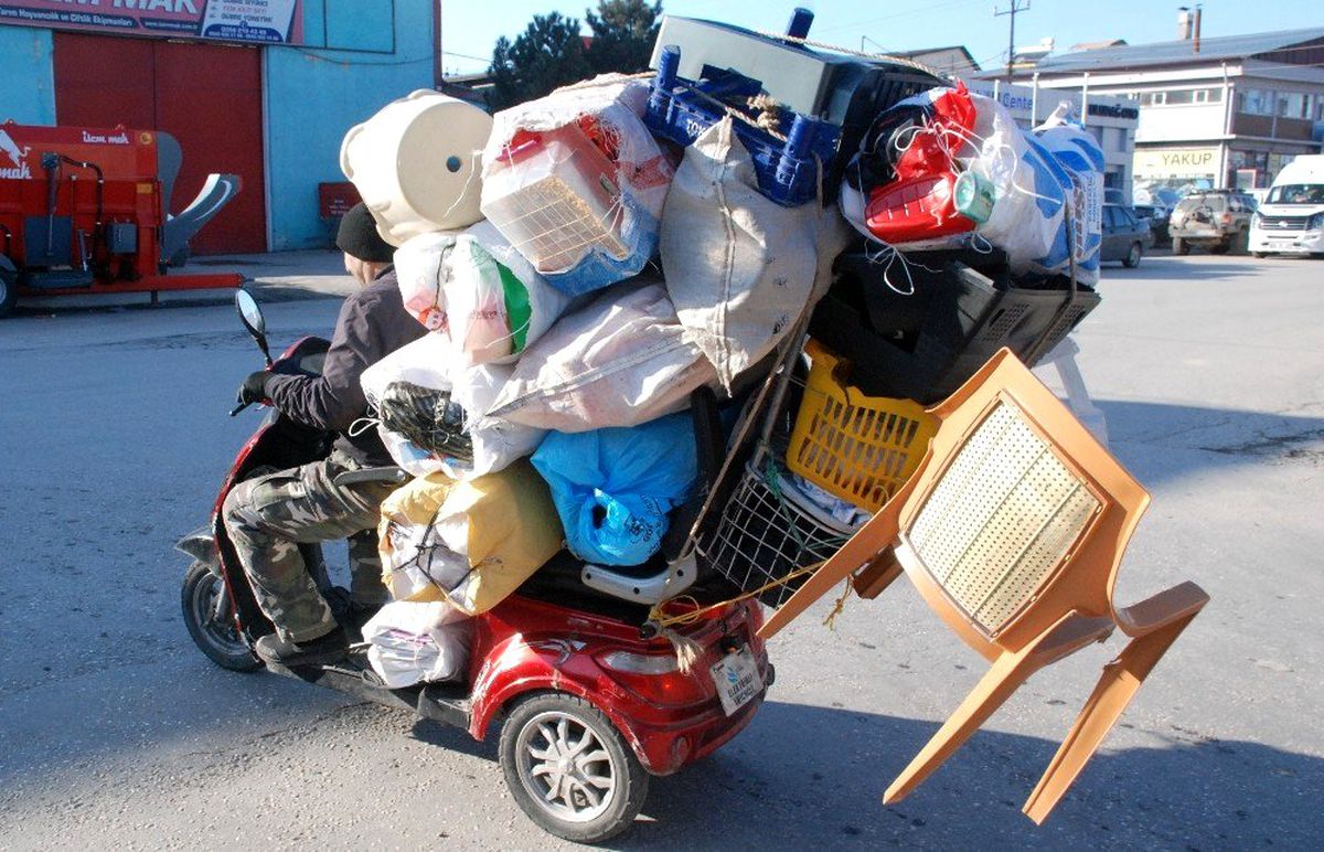 Haftalık 40 lira için her gün hurda topluyor
