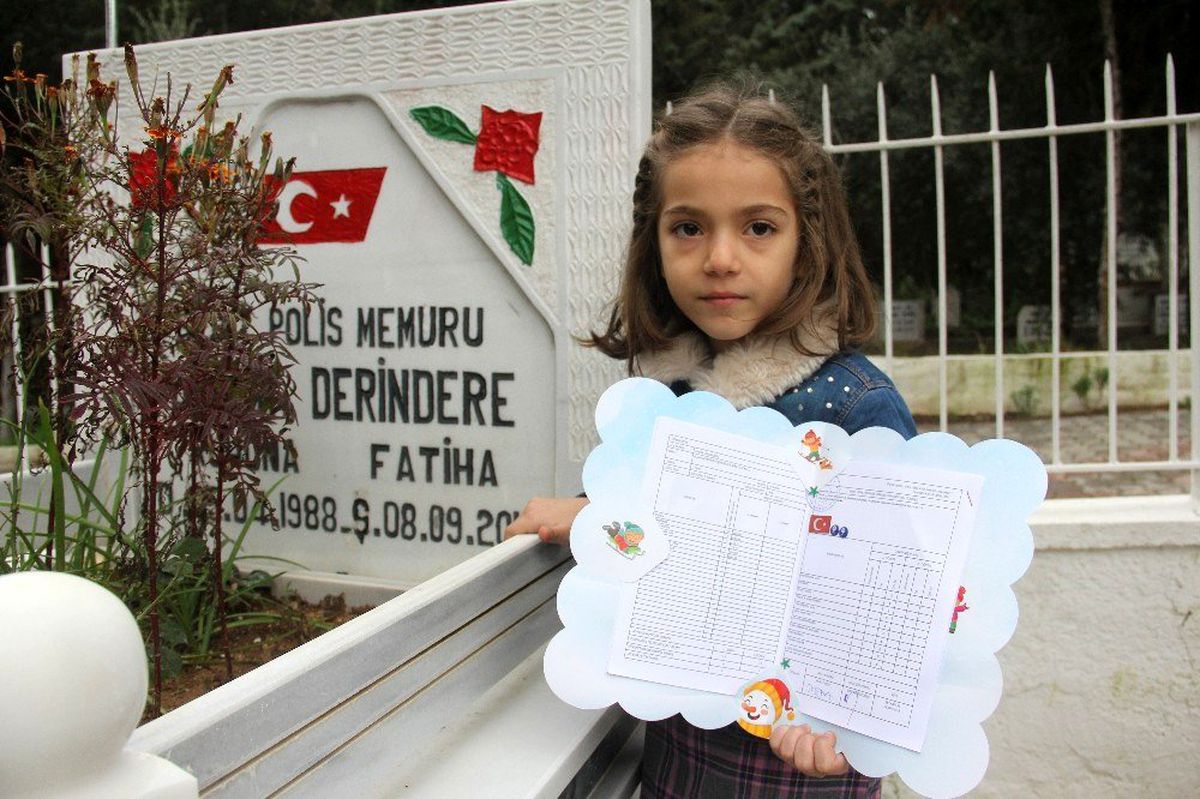 8 yaşındaki Hafza, ilk karnesini şehit babasına götürdü