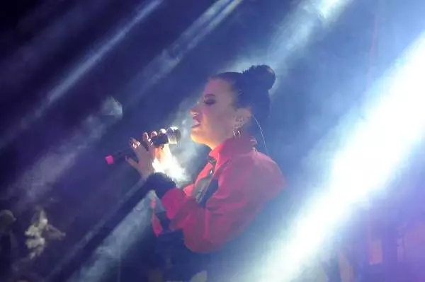 İrem Derici, eksi 4 derecede binlerce hayranını coşturdu İrem Derici, eksi 4 derecede binlerce hayranını coşturdu