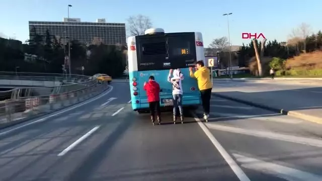 İstanbul'da patenli gençlerin tehlikeli yolculukları kamerada İstanbul'da patenli gençlerin tehlikeli yolculukları kamerada