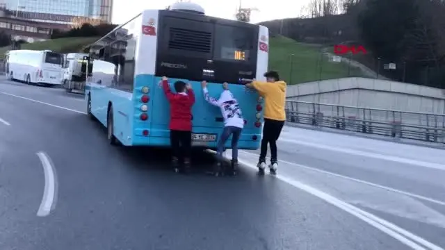 İstanbul'da patenli gençlerin tehlikeli yolculukları kamerada İstanbul'da patenli gençlerin tehlikeli yolculukları kamerada