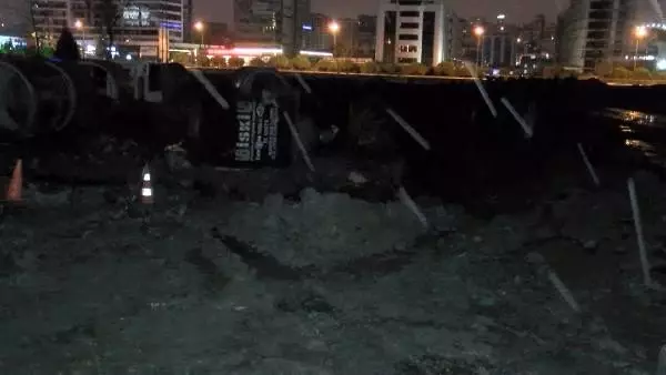 Kanalizasyon çalışmasında boru patladı, cadde trafiğe kapatıldı Kanalizasyon çalışmasında boru patladı, cadde trafiğe kapatıldı