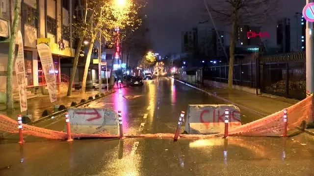 Kanalizasyon çalışmasında boru patladı, cadde trafiğe kapatıldı Kanalizasyon çalışmasında boru patladı, cadde trafiğe kapatıldı