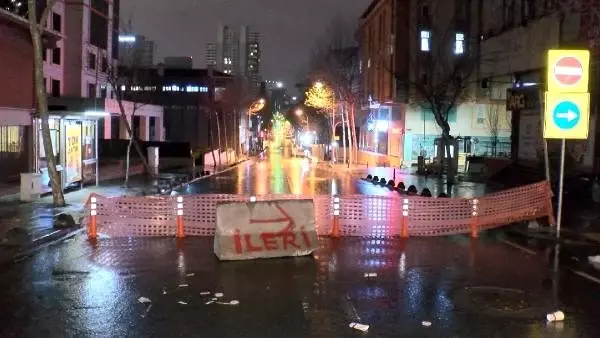 Kanalizasyon çalışmasında boru patladı, cadde trafiğe kapatıldı Kanalizasyon çalışmasında boru patladı, cadde trafiğe kapatıldı