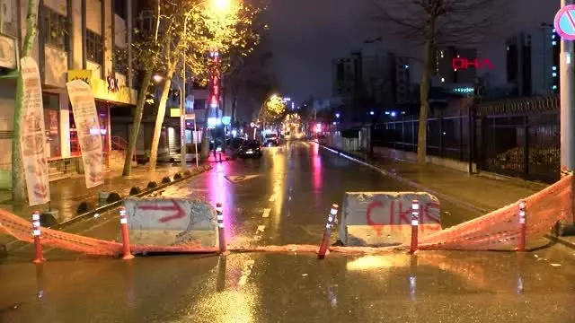 Kanalizasyon çalışmasında boru patladı, cadde trafiğe kapatıldı Kanalizasyon çalışmasında boru patladı, cadde trafiğe kapatıldı