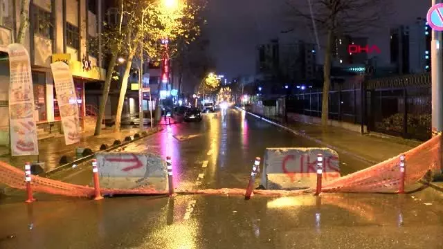 Kanalizasyon çalışmasında boru patladı, cadde trafiğe kapatıldı Kanalizasyon çalışmasında boru patladı, cadde trafiğe kapatıldı