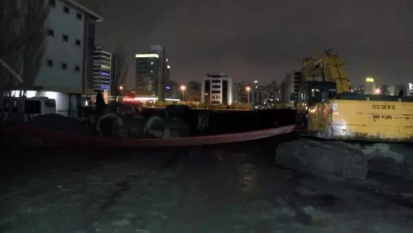 Kanalizasyon çalışmasında boru patladı, cadde trafiğe kapatıldı Kanalizasyon çalışmasında boru patladı, cadde trafiğe kapatıldı