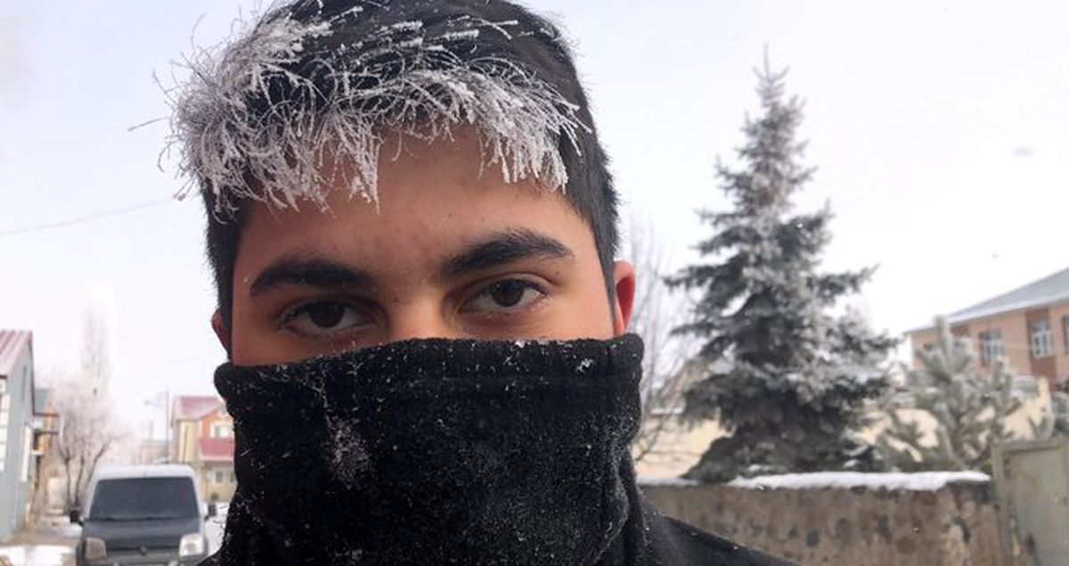 Kars'ta kaşları buz tutan vatandaşa 'Hava soğuk mu?' sorusu yöneltildi
