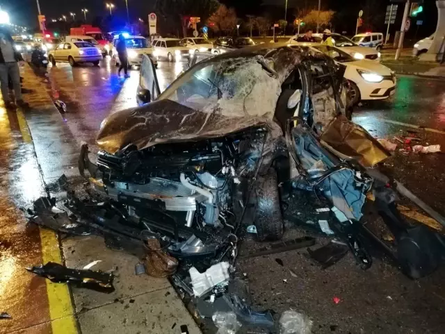 Kırmızı ışık ihlali sonrası ortalık savaş alanına döndü Kırmızı ışık ihlali sonrası ortalık savaş alanına döndü