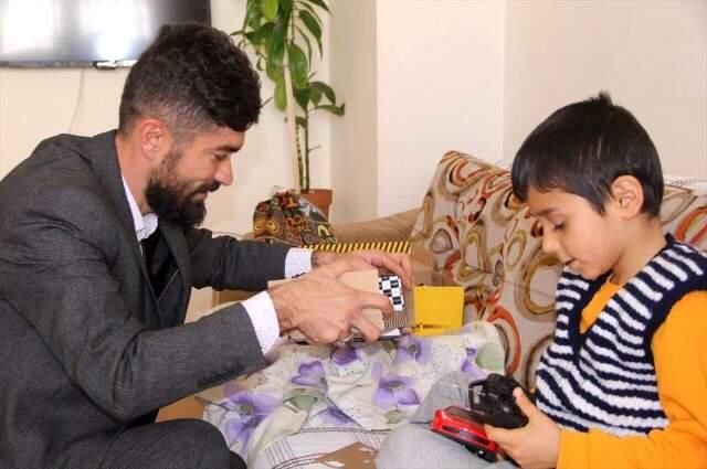 Küçükken 'bir çikolata alamayan' muhtar Umut, mahallesine 'umut' oldu