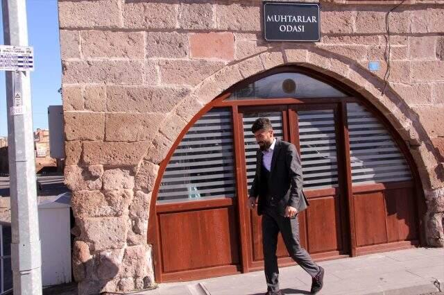 Küçükken 'bir çikolata alamayan' muhtar Umut, mahallesine 'umut' oldu