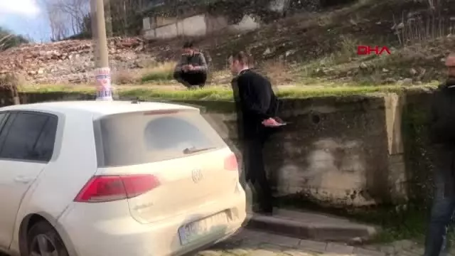 Namaz kıldığı sırada otomobilinden telefon ve tabletini çaldılar Namaz kıldığı sırada otomobilinden telefon ve tabletini çaldılar