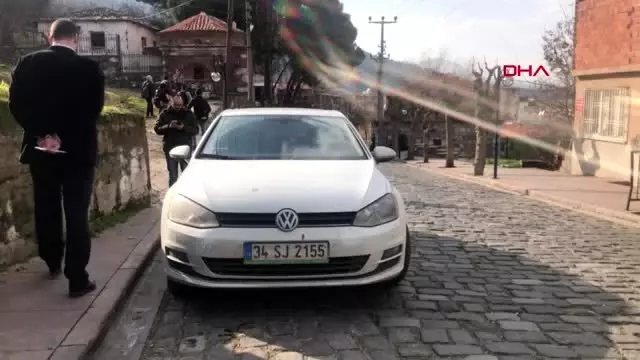 Namaz kıldığı sırada otomobilinden telefon ve tabletini çaldılar Namaz kıldığı sırada otomobilinden telefon ve tabletini çaldılar