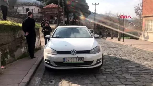 Namaz kıldığı sırada otomobilinden telefon ve tabletini çaldılar Namaz kıldığı sırada otomobilinden telefon ve tabletini çaldılar