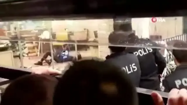 Bayrampaşa'da palalı saldırgan dehşeti! Bacağından vurularak yakalandı.