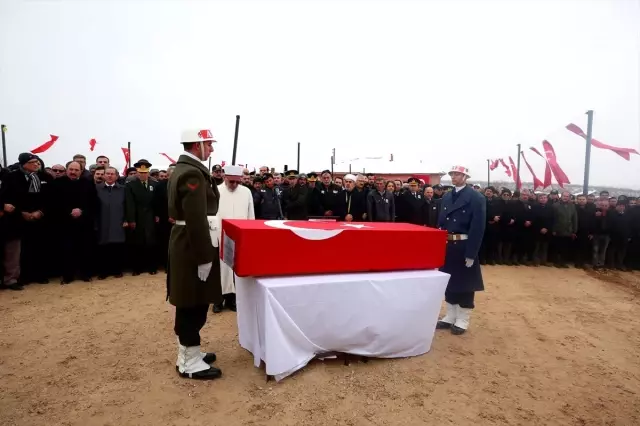 Şehit Piyade Sözleşmeli Er Fevzi Altınayak'ın naaşı Konya'da toprağa verildi Şehit Piyade Sözleşmeli Er Fevzi Altınayak'ın naaşı Konya'da toprağa verildi