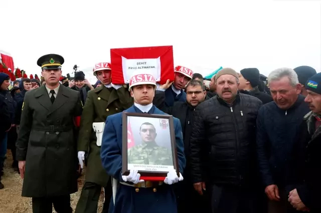 Şehit Piyade Sözleşmeli Er Fevzi Altınayak'ın naaşı Konya'da toprağa verildi Şehit Piyade Sözleşmeli Er Fevzi Altınayak'ın naaşı Konya'da toprağa verildi