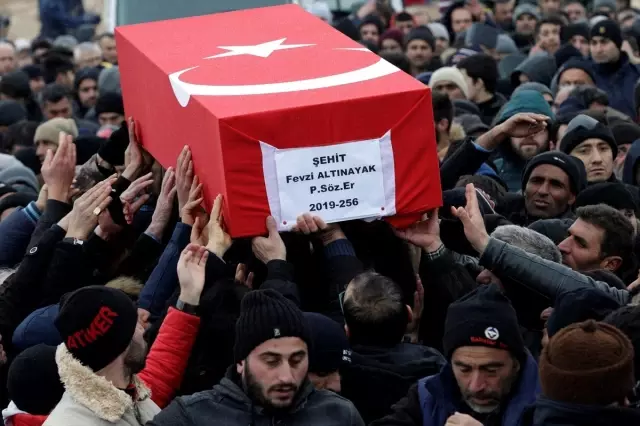 Şehit Piyade Sözleşmeli Er Fevzi Altınayak'ın naaşı Konya'da toprağa verildi Şehit Piyade Sözleşmeli Er Fevzi Altınayak'ın naaşı Konya'da toprağa verildi