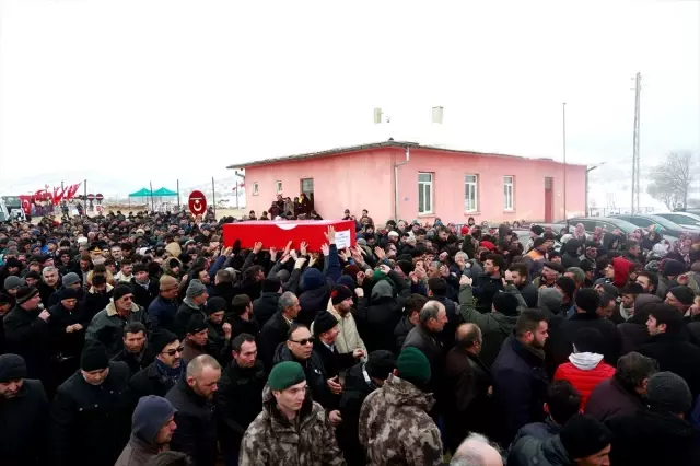 Şehit Piyade Sözleşmeli Er Fevzi Altınayak'ın naaşı Konya'da toprağa verildi Şehit Piyade Sözleşmeli Er Fevzi Altınayak'ın naaşı Konya'da toprağa verildi