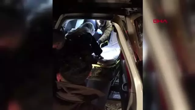 Van'da yollar kapandı; tansiyon hastası ekiplerin çalışması ile hastaneye götürüldü Van'da yollar kapandı; tansiyon hastası ekiplerin çalışması ile hastaneye götürüldü